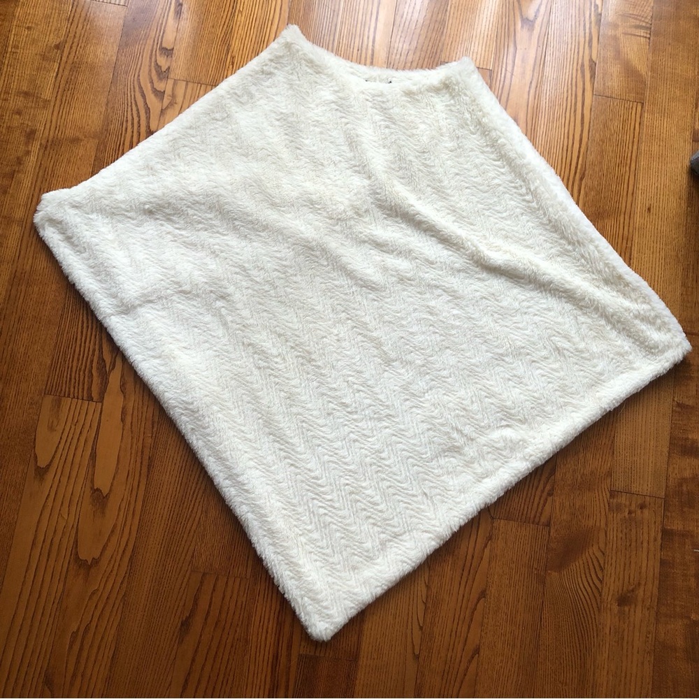 PONCHO COZY White Fuzzy Poncho THROW